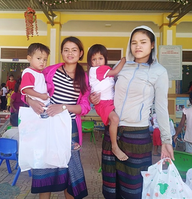 “Trăng[-]cười”[-]-[-]món[-]quà[-]Trung[-]Thu[-]đặc[-]biệt[-]cho[-]các[-]em[-]khó[-]khăn[-]ở[-]Quảng[-]Trị